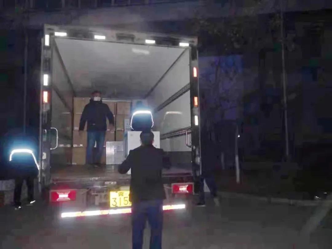 這樣深夜連續(xù)作業(yè)，已堅持了多日